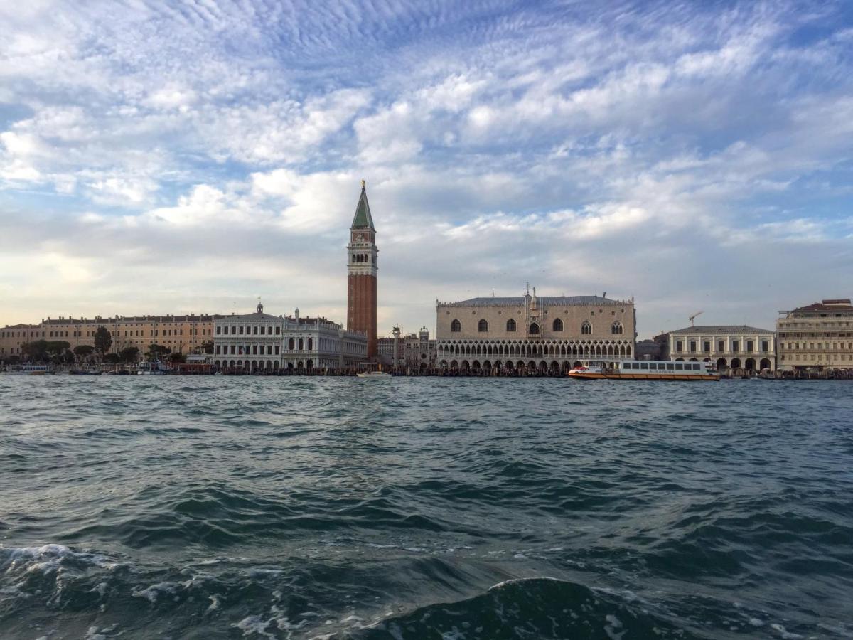 Red Tower Venice Apartment - 2 Mins From Vce Airport- Free Wifi Tessera Dış mekan fotoğraf